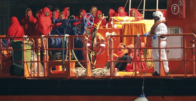 La embarcación Guardamar Polimnia de Salvamento Marítimo desembarca en el puerto de Almería a inmigrantes de origen subsahariano rescatados esta tarde cuando navegaban en una patera. EFE