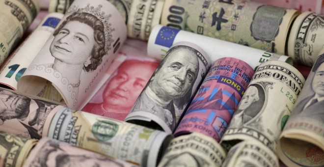 Billete de dólar, libra, yuan, yen y otras divisas. REUTERS