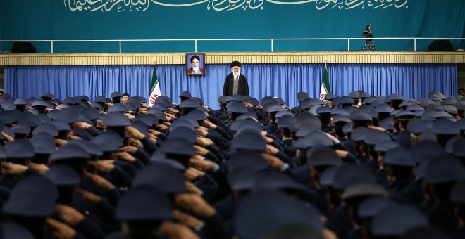 El líder supremo de Iran, el ayatolah Ali Khamenei, en un encuentro con la cúpula militar en Teherán. REUTERS