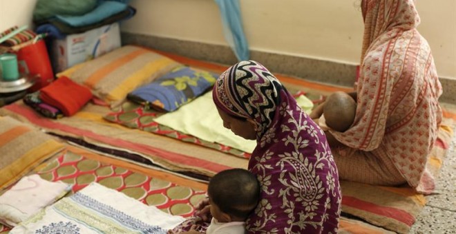 Dos mujeres sostienen a sus bebs en el centro Hope de la organizacin Destitute Women and Children (HDWC) en Mohammadpur en Dacca (Bangladesh)  EFE/Abir Abdullah