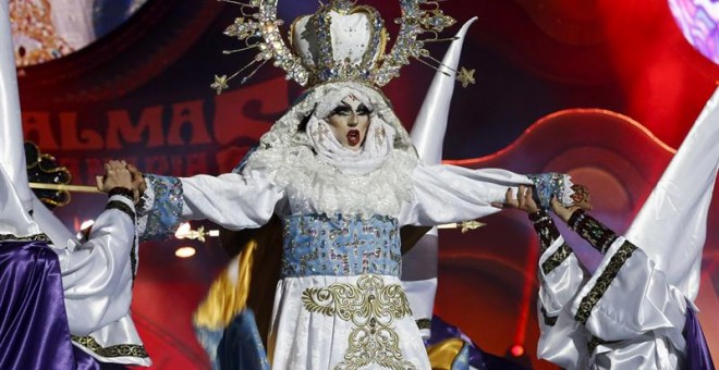 Drag Sethlas, con la fantasía '¡Mi cielo yo no hago milagros. Que sea lo que Dios quiera', ha ganado el concurso Drag del Carnaval de la Eterna Primavera, esta noche en el Parque de Santa Catalina de Las Palmas de Gran Canaria. EFE/Elvira Urquijo