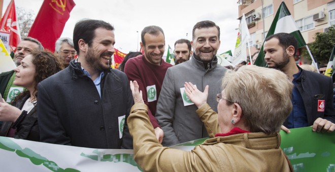 el coordinador general de Izquierda Unida, Alberto Garzón, y el coordinador general de IU Andalucía, Antonio Maíllo,d., durante la Marcha de la Dignidad en Sevilla. EFE/Pepo Herrera