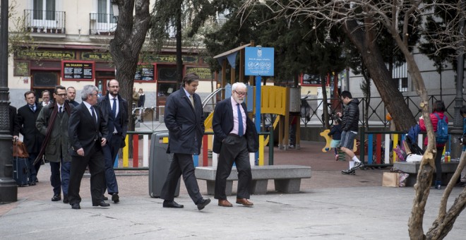 El director gerente de la patronal Anesco, Pedro García Navarro (3d), junto a otros miembros de la patronal a su llegada a la reunión mantenida con sindicatos de los estibadores en Madrid. EFE/Luca Piergiovanni