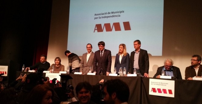 El president de la Generalitat, Carles Puigdemont, junto a la alcaldesa de L'Hospitalet, Núria Marín, en la asamblea general de la AMI. E.P.