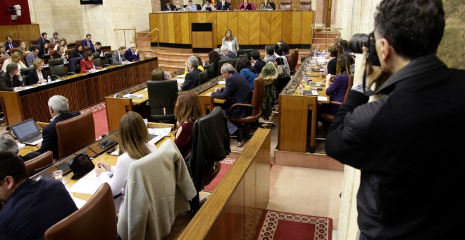 IImagen del Pleno durante una de las preguntas a la presidenta en la sesión de control al gobierno. Parlamento de Andalucía