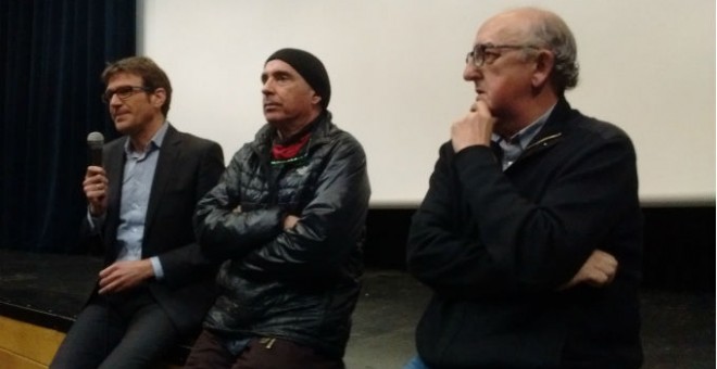 Gorka Urtaran, Lluís Llach y Jaume Roures, durante la presentación en Madrid de 'Llach: La revolta permanent'.