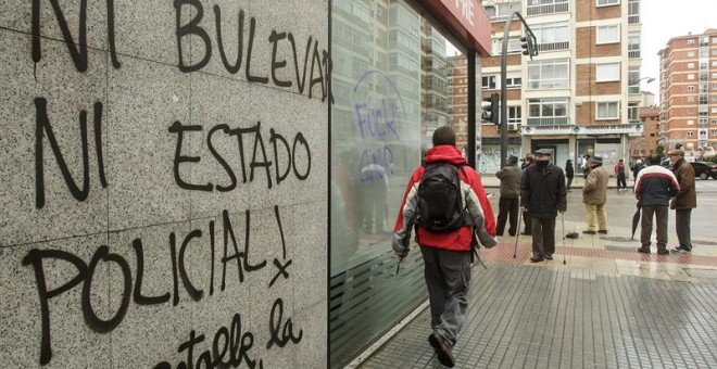 Una pintada en el barrio de Gamonal, contra el bulevar y la actuación de la policía. / Santi Otero (Efe)