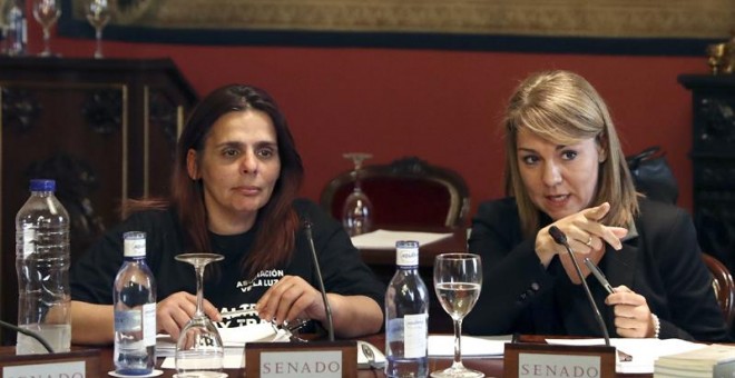 La presidenta de la Asociación Ve-la luz, Gloria Vázquez  junto a la presidenta de Comisión de Igualdad del Senado, Susana Camarero.EFE