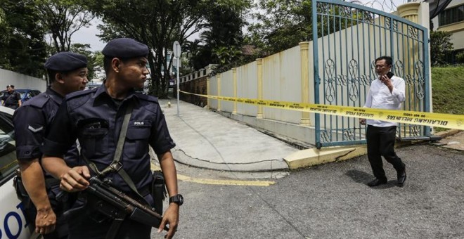 Un diplomático norcoreano sale de la Embajada de Corea del Norte ante la atenta mirada de dos policías malasios, en Kuala Lumpur. - EFE