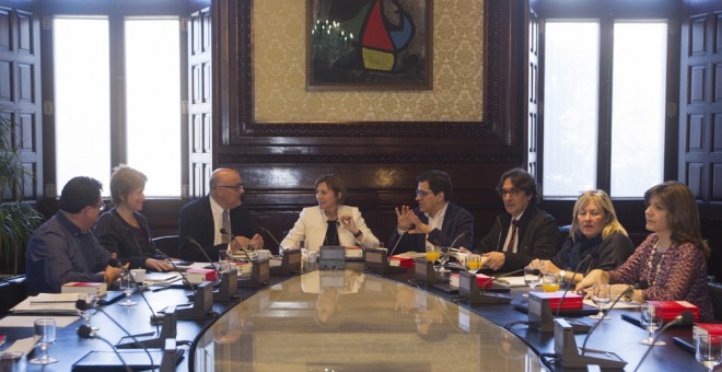 La presidenta del Parlament, Carme Forcadell, en el centro de la imagen, durante la reunión de la Mesa del Parlament donde se debate la propuesta de JxSí para reformar el reglamento del Parlament. EFE/Marta Pérez