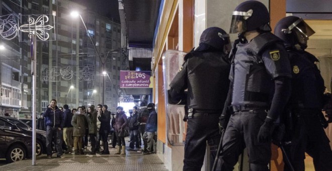 Miembros del Cuerpo Nacional de Policía en los disturbios en el barrio de Gamonal. (EFE)