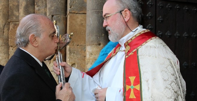 El anterior ministro de Interior, Jorge Fernández Díaz, demostró en repetidas ocasiones su devoción religiosa.