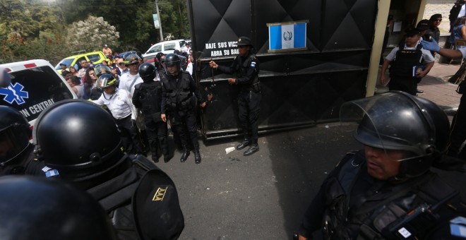 Policías antimotines prestan guardia en los alrededores del Hogar Virgen de la Asunción donde una veintena de menores fallecieron y otras 38 resultaron heridas por un incendio cuando las jóvenes intentaron protestar por los abusos sexuales y físicos que s