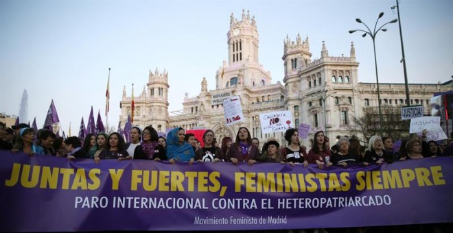 Un momento de la manifestación con motivo del Día Internacional de la Mujer en Madrid. EFE/Mariscal