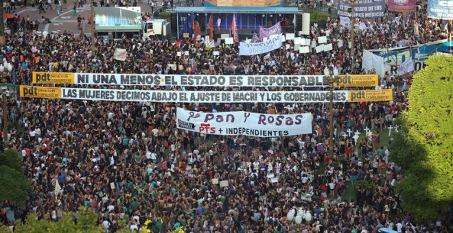 Manifestantes se reúnen en la Plaza de Mayo para marchar con motivo del Día Internacional de la Mujer hoy, miércoles 8 de marzo de 2017, en Buenos Aires (Argentina). EFE/David Fernández
