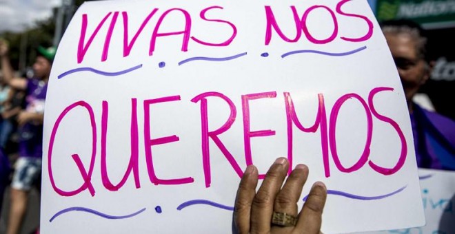 Manifestantes participan en una marcha con motivo del Día Internacional de la Mujer hoy, miércoles 8 de marzo de 2017, en Managua (Nicaragua). Cientos de mujeres nicaragüenses se manifestaron hoy en Managua a favor de la igualdad de género, de mayores opo