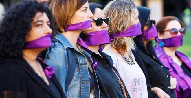 Mujeres participan en la manifestación Todas en Silencio hoy, miércoles 8 de marzo 2017, frente al Palacio de Gobierno La Moneda, durante la conmemoración del Día Internacional de la Mujer, en Santiago (Chile). EFE/Esteban Garay