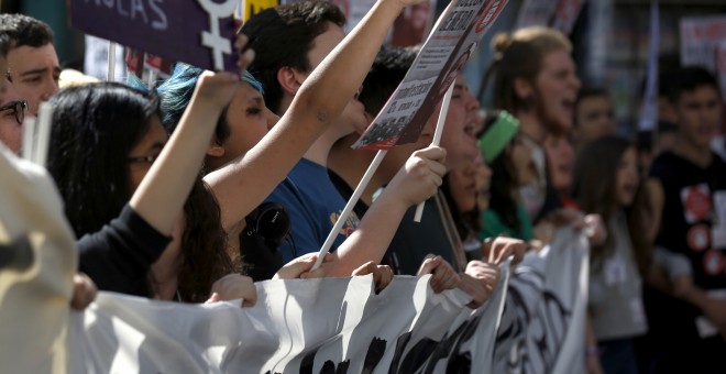 Manifestación convocada por el Sindicato de Estudiantes con motivo de la huelga general en la enseñanza pública, que ha partido de Atocha y finaliza en la madrileña Puerta del Sol. EFE/Sergio Barrenechea