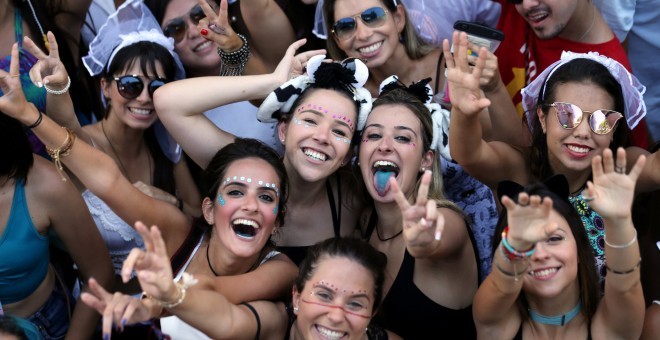 Un grup de noies de festa. REUTERS / Paulo Whitaker