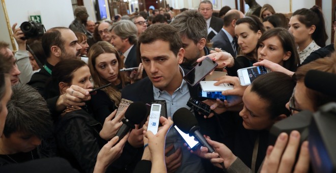 El presidente de Ciudadanos, Albert Rivera, rodeado de periodistas en los pasillos del Congreso de los Diputados. EFE/Zipi