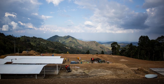 Máquinas y obreros contratistas trabajan en la zona veredal de La Elvira, donde viven casi 300 guerrilleros de las FARC.- JAIRO VARGAS