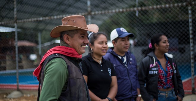 Varios guerrilleros de las FARC charlan en la zona veredal de transición de La Elvira, en el Cauca.- JAIRO VARGAS