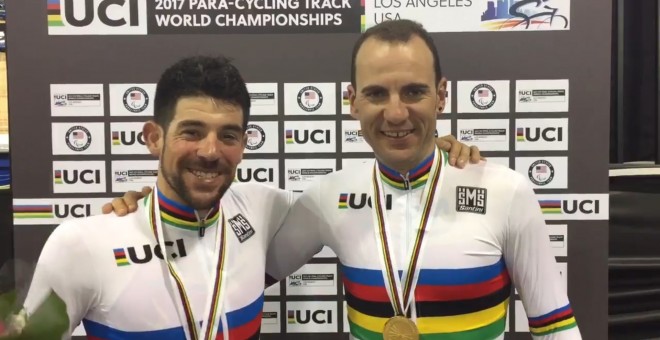 Ignacio Ávila i Joan Font, després de proclamar-se campions del món a Los Angeles la setmana passada / Unió Ciclista Internacional.