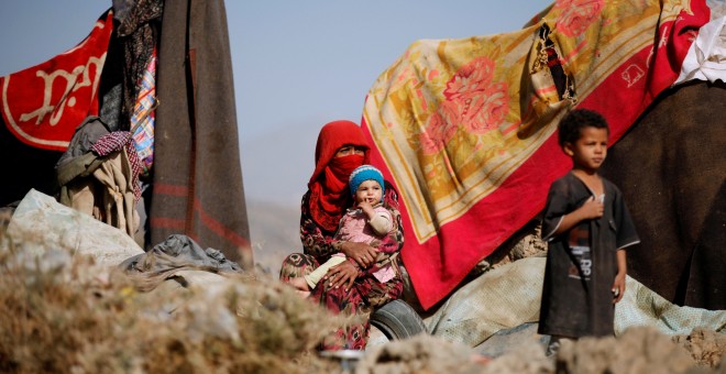 Una mujer con sus hijos en un campamento para desplazados cerca de Sanaa, la capital de Yemen. REUTERS/Khaled Abdullah