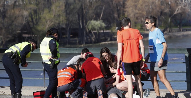 Un hombre de 55 años ha fallecido este domingo tras desplomarse cuando participaba en la XX edición del medio maratón Ciudad de Zaragoza. EFE/Javier Belver