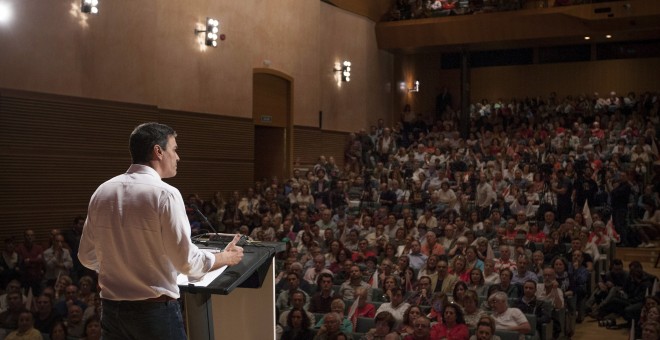 Pedro Sánchez, durante su acto político en el Palacio de Congresos de Cádiz, donde ha estrenado el que será su eslogan en la campaña de las primarias: 'Sí es sí'. EFE/Román Ríos