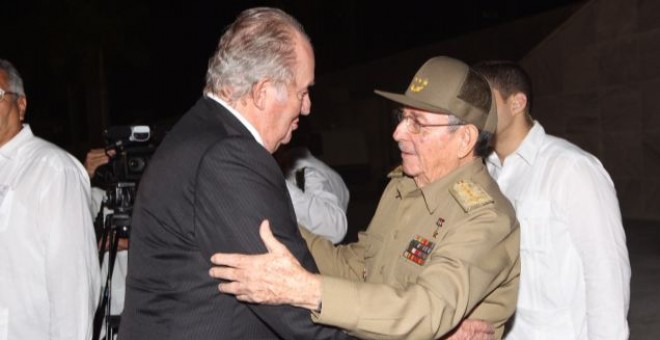 Raúl Castro recibe a Juan Carlos de Borbón en la Plaza de la Revolución (La Habana). Foto: Casa Real