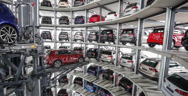 Vehículos del grupo Volkswagen son guardados en una de las dos torres de almacenaje del centro Autodstad en Wolfsburgo (Alemania). EFE/Carsten Koall