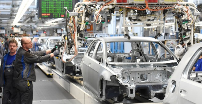 Línea de montaje del Volkswagen Golf en la fábrica de la marca alemana en Wolfsburgo. REUTERS/Fabian Bimmer