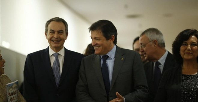 El expresidente del Gobierno, José Luis Rodríguez Zapatero, y el presidente de la Comisión Gestora del PSOE, Javier Fernández. E.P.