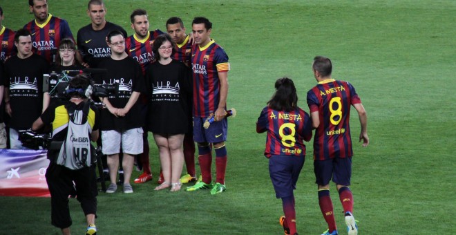 Anna Vives junto a Andrs Iniesta en el Camp Nou / MONTSERRAT VIVES