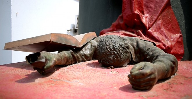 Monumento al maestro caído en la ciudad de Montería, Córdoba, Colombia.- JAIRO VARGAS