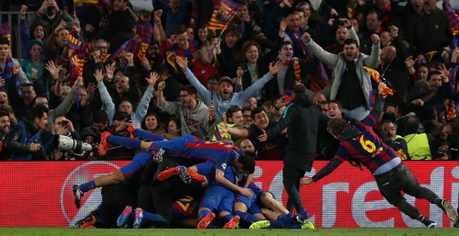 Los jugadores del Barcelona celebran el sexto gol ante el PSG. Reuters / Albert Gea