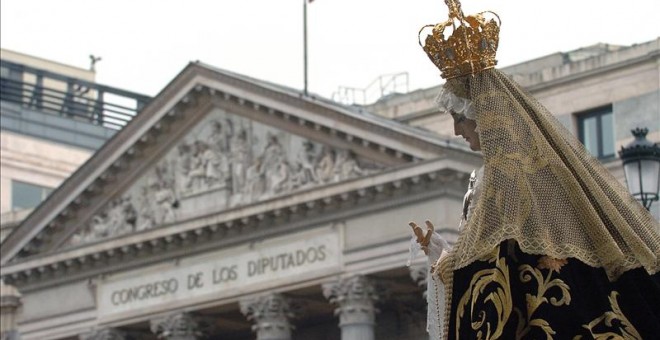 La Virgen de la Dolorosa, en procesión frente al Congreso de los Diputados. EFE