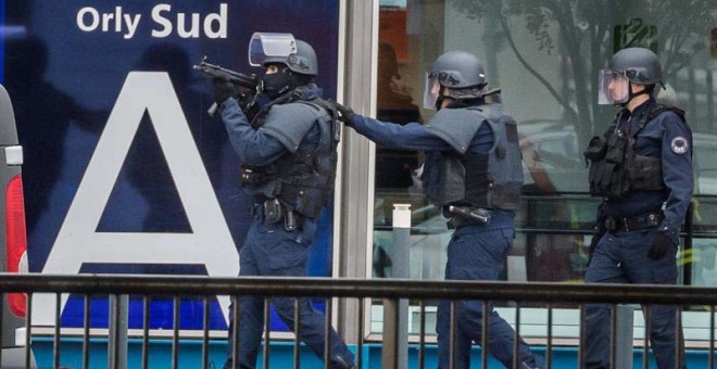 Agentes franceses entran en la terminal sur del aeropuerto de Orly. | REUTERS