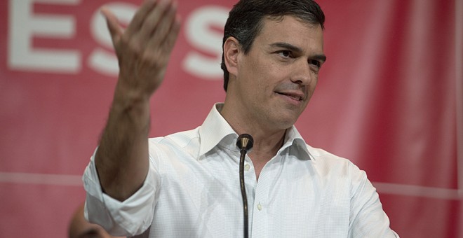El ex secretario general del PSOE y aspirante a la reelección, Pedro Sánchez, durante su intervención un un acto con militantes socialistas en Granada. EFE/ PEPE TORRES