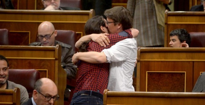Abrazo entre Pablo Iglesias y Xavier Domènech, al finalizar el Pleno de este martes. PODEMOS