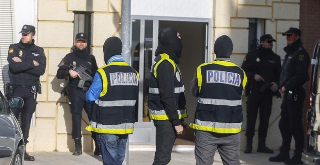 La Policía Nacional ha detenido en Benetússer (Valencia) a un hombre de 45 años que intentó captar a través de Internet a combatientes para viajar a zonas de conflicto y colaborar con el Dáesh. /EFE