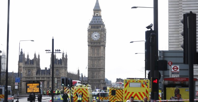 Imagen del Parlamento de Londres lleno de ambulancias tras el ataque / REUTERS