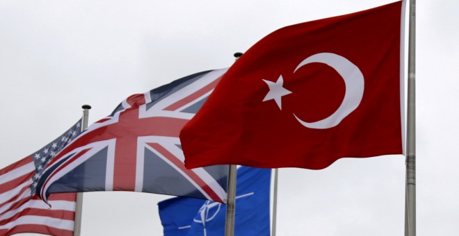 Foto de archivo. La bandera turca junto a la de otros miembros de la NATO durante el Consejo del Atlántico Norte en Bruselas. REUTERS/Francois Lenoir