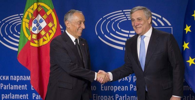 El presidente del Parlamento Europeo, Antonio Tajani, a la derecha, estrecha la mano del presidente de Portugal, Marcelo Rebelo de Sousa, a la izquierda. | EFE