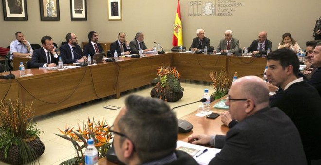Un momento de la reunión que representantes de la patronal y de los sindicatos de los estibadores llevaronn a cabo el martes en Madrid. EFE/Santi Donaire