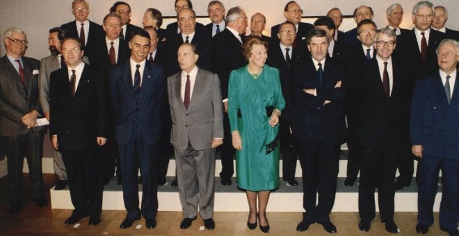 Foto de famlia de los líderes europeos con la reina Beatriz de Holanda, enla cumbre de Maastricht, el 9 de diciembre de 1991, donde se acordó el tratado que dio lugar a la Unión Económica y Monetaria. AFP/Cor Mulder