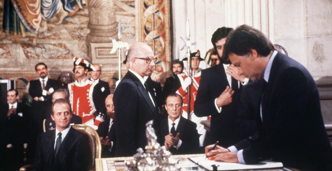 El presidente del Gobierno, Felipe González, y el ministro de Exteriores, Fernando Morán, firman la incorporación de España a la CEE en el Palacio Real, el 13 de junio de 1985. AP