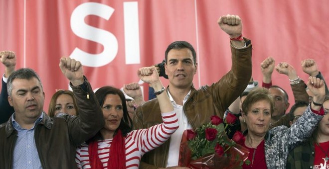 Pedro Sánchez canta 'La internacional' al finalizar el acto en la localidad valenciana de Burjassot de su campaña como precandidato a las primarias del PSOE. EFE/Kai Försterling