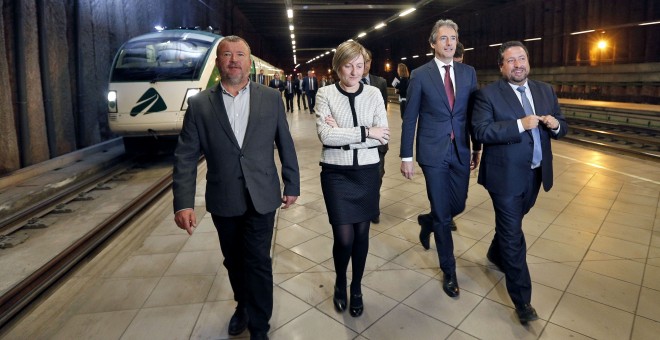 El ministro de Fomento, Íñigo de la Serna (2d), y la consellera de Infraestructuras, María José Salvador, junto al presidente de la Diputación de Castellón, Javier Moliner (d), y el alcalde de Sagunto, Quico Fernández, a su llegada hoy a la estación de Ca